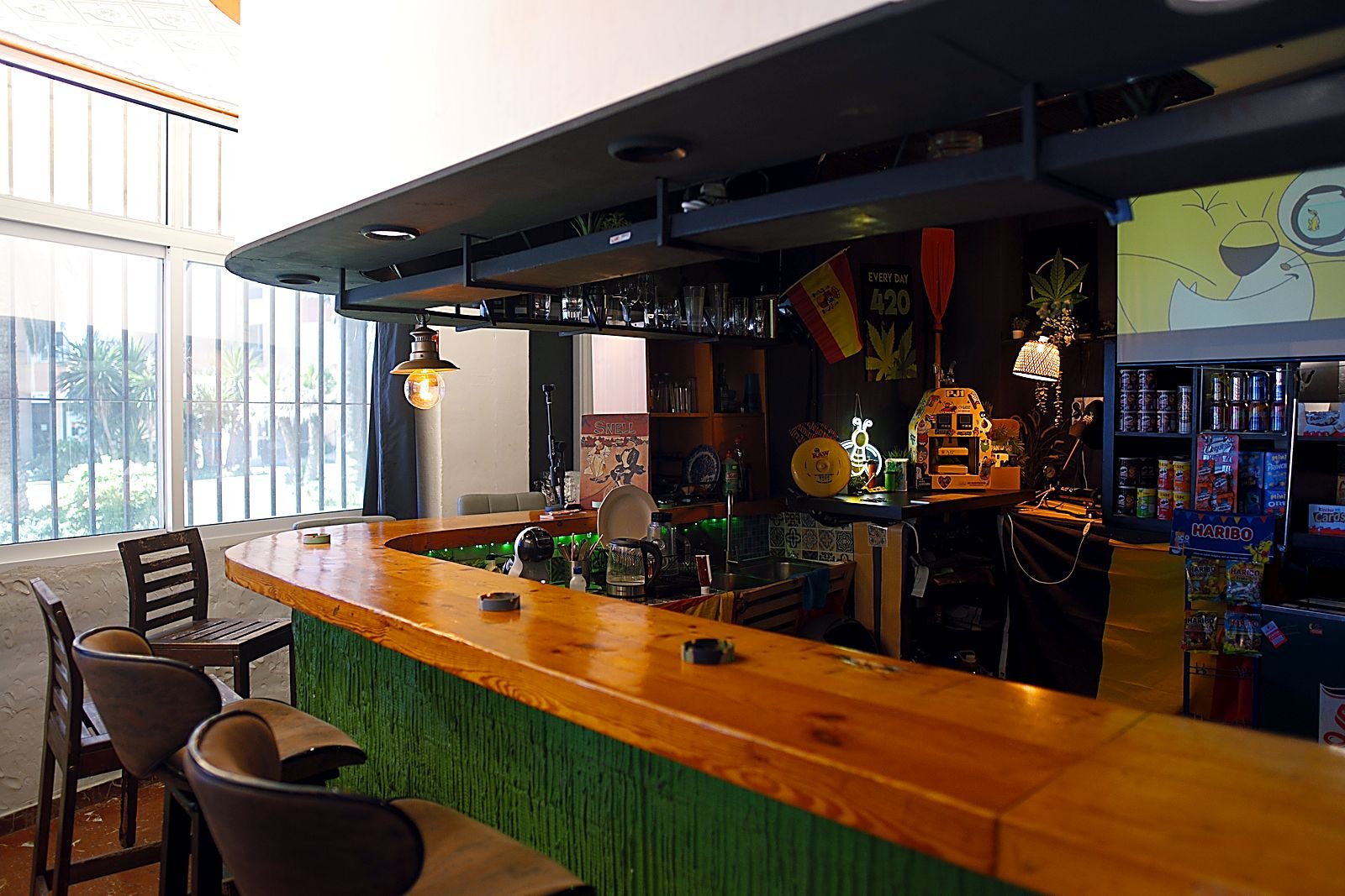 La barra de madera del club, con luz de día